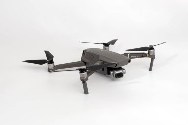 Riga, Letonya - 24 Mart 2021: Hasselblad kameralı DJI Maviç 2 Pro fotoğraf ve video 4K içeriği, yakın çekim