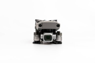 Riga, Letonya - 24 Mart 2021: Hasselblad kameralı DJI Maviç 2 Pro beyaz arka plan, ön manzara, yakın çekim