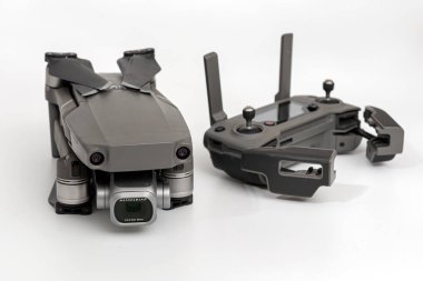 Riga, Letonya - 24 Mart 2021: Hasselblad kamerası ve uzaktan kumandalı DJI Maviç 2 Pro beyaz arkaplanda, yakın plan