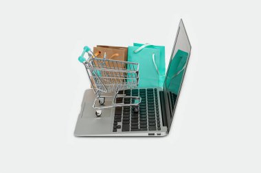 Dizüstü bilgisayarlı online alışveriş konsepti, alışveriş çantası ve tramvay beyaza izole edilmiş, kopyalama alanı