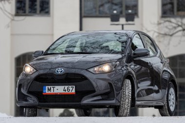 Riga, Letonya - 9 Şubat 2021: Metalik gri Toyota Yaris Hybrid Y20 versiyonu Hatchback arabası
