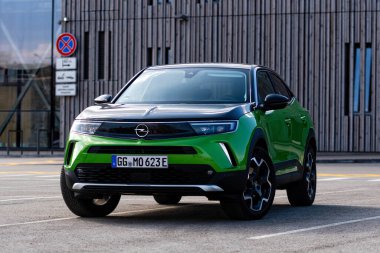 Riga, Letonya - 26 Mart 2021: yeşil elektrikli araç Opel Mokka-e halka açık otoparkta, geleceğin teknolojileri, modern tasarım