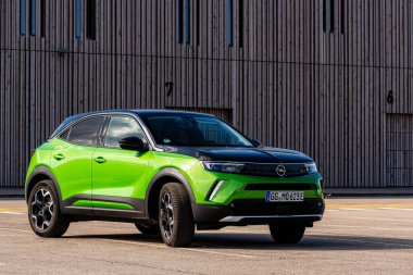 Riga, Letonya - 26 Mart 2021: yeşil elektrikli araç Opel Mokka-e halka açık otoparkta, geleceğin teknolojileri, modern tasarım