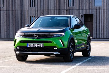 Riga, Letonya - 26 Mart 2021: yeşil elektrikli araç Opel Mokka-e halka açık otoparkta, geleceğin teknolojileri, modern tasarım