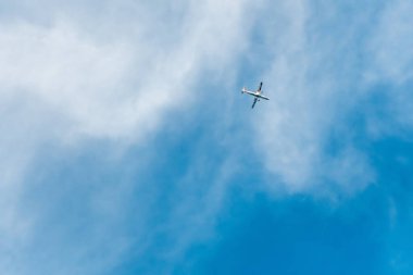 Mavi gökyüzünde bir yolcu uçağının silüeti