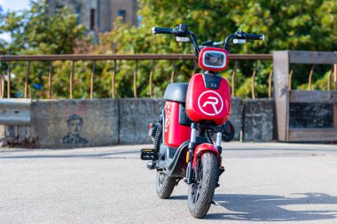 Riga, Letonya - 30 Eylül 2020: Paylaşım ve kiralama servisi RIDE elektrikli bisiklet Xiaomi HIMO T1 kaldırıma park etti
