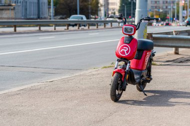Riga, Letonya - 30 Eylül 2020: Paylaşım ve kiralama servisi RIDE elektrikli bisiklet Xiaomi HIMO T1 kaldırıma park etti