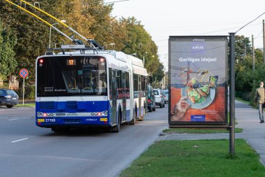 Riga, Letonya - 30 Eylül 2020: iş günü sonunda özel ve toplu taşıma araçları merkezden uzaklaşıyor