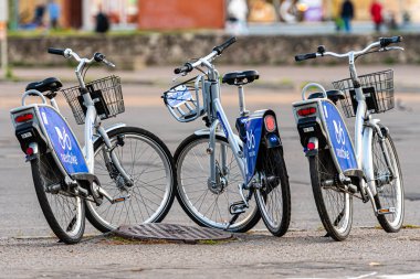 Riga, Letonya - 30 Eylül 2020: Birçok mavi bisiklet Riga caddesindeki park yerinde, bisiklet kiralama servisinde,