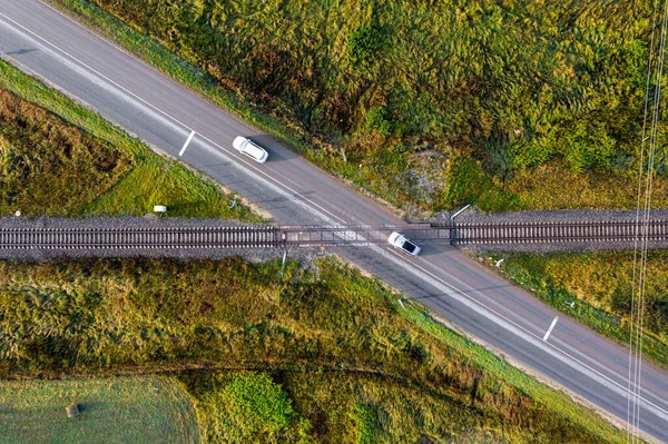 Vista Aérea Las Vías Del Ferrocarril Que Atraviesan Una Carretera — Foto de Stock