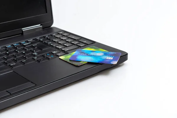 Wat Creditcards Een Laptop Toetsenbord Geïsoleerd Lichte Achtergrond — Stockfoto