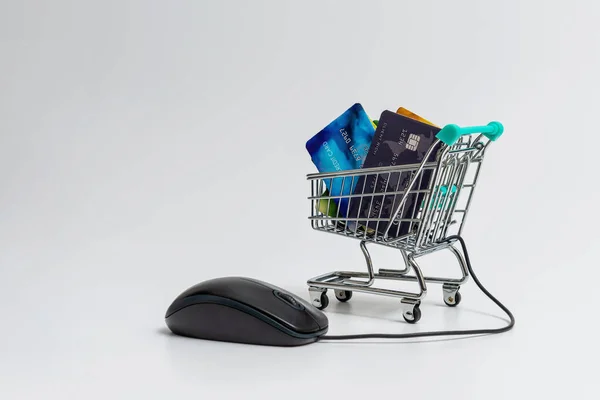 Ratón Ordenador Carrito Compras Con Tarjetas Crédito Aisladas Sobre Fondo —  Fotos de Stock