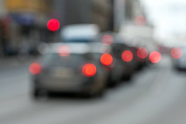 Şehir caddesinde yoğunlaşmayan trafik soyut, kopyalama alanı olan şehir içi bulanık arkaplan