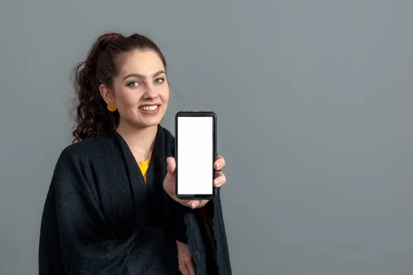 Jeune Femme Émotionnelle Montrant Smartphone Avec Écran Tactile Vide Avec — Photo