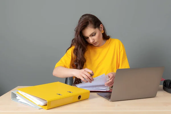 Joven Mujer Negocios Sentada Mesa Trabajando Con Documentos Laptop Aislada — Foto de Stock