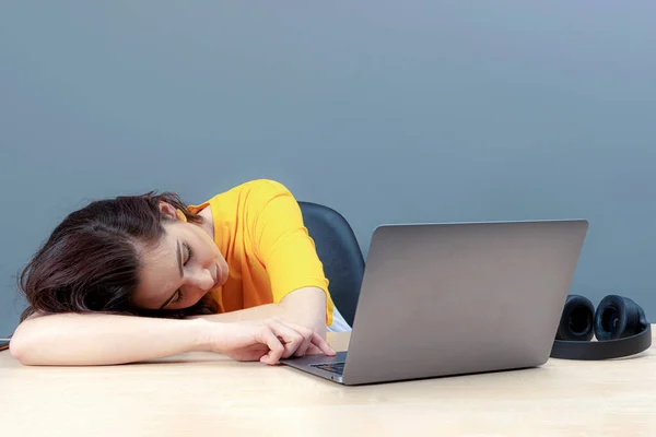 Молодая Женщина Лежит Рядом Ноутбуком После Слишком Длительной Работы Онлайн — стоковое фото