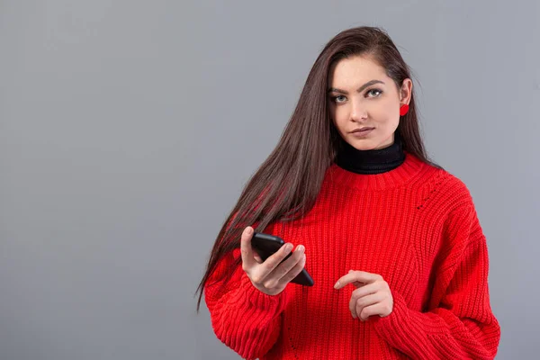 Une Jeune Adolescente Vêtue Pull Rouge Avec Smartphone Isolée Sur — Photo