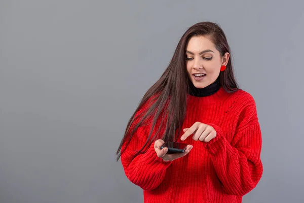 Surpris Jeune Adolescente Habillée Pull Rouge Montre Son Smartphone Isolé — Photo