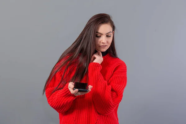 Une Jeune Adolescente Vêtue Pull Rouge Regarde Attentivement Son Smartphone — Photo