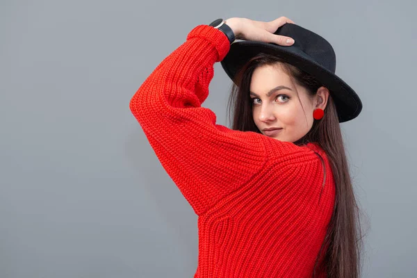 Giovane Adolescente Con Elegante Cappello Nero Guanti Vestita Con Maglione — Foto Stock