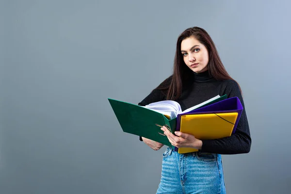 Modische Frau Mit Einem Bunten Ordner Mit Dokumenten Isoliert Auf — Stockfoto