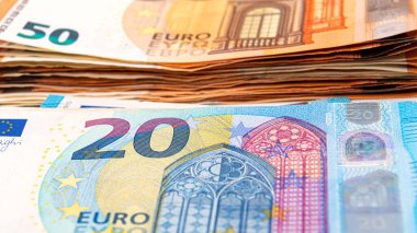 Avro banknotlarından şablon, ekonomik ve ticari sistemin bir parçası olarak Euro banknotu, yakın plan