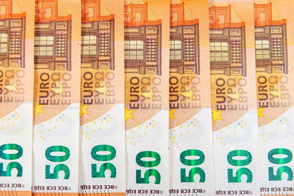 ユーロ銀行券50枚 ユーロ銀行券1枚を背景に経済 貿易システムの一部として — ストック写真