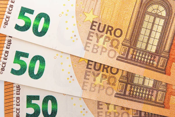 ユーロ銀行券50枚 ユーロ銀行券1枚を背景に経済 貿易システムの一部として — ストック写真