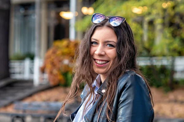 Porträt Einer Schlanken Emotionalen Dunkelhaarigen Teenagerin Einem Sonnigen Tag Einem — Stockfoto