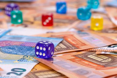 Avro banknotları, iş fırsatları ve risk kavramının arka planında renkli zarlar