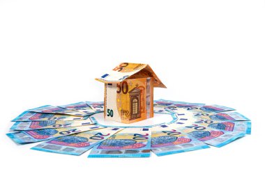 20 avroluk banknotların ortasındaki 50 avroluk soyut bir ev, yakın plan.