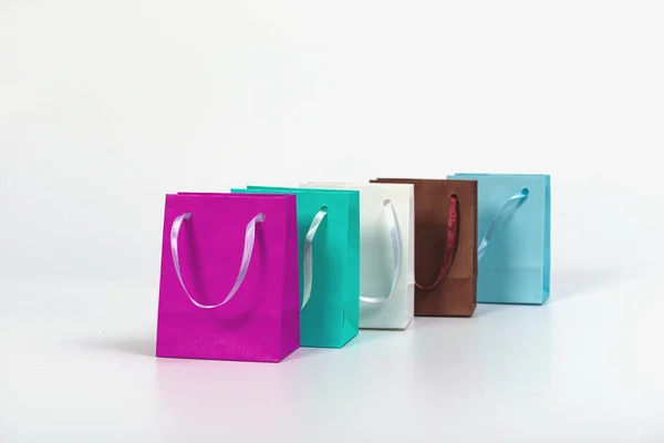 许多色彩斑斓的纸购物袋被白色背景隔离 为设计提供了模型 — 图库照片