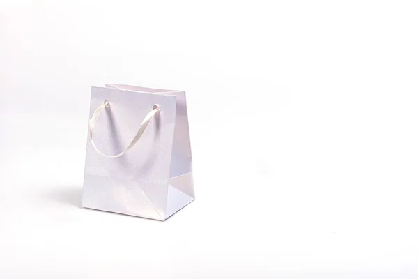 白色纸制购物袋 背景明亮 可作设计模型 — 图库照片