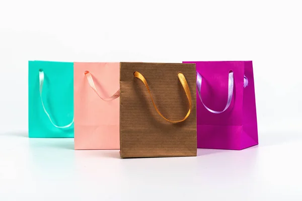 色彩斑斓的纸购物袋 白色背景隔离 设计模型 — 图库照片