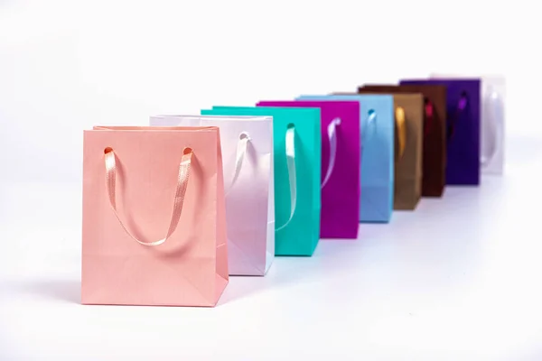 许多色彩斑斓的纸购物袋被白色背景隔离 为设计提供了模型 — 图库照片