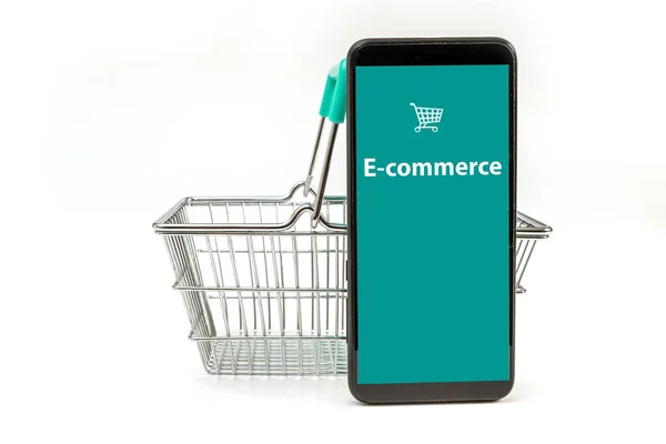 akıllı telefon ve küçük alışveriş sepeti beyaz arka planda izole edilmiş, çevrimiçi alışveriş kavramı