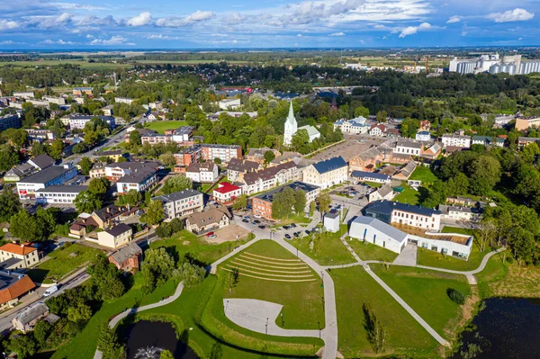 Dobele, Letonya 'da yürüyüş için yeni bir park, şehir parkındaki patika, hava manzarası.