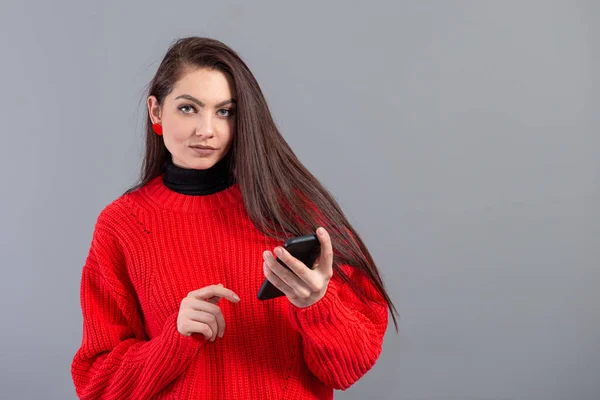 Une Jeune Adolescente Vêtue Pull Rouge Avec Smartphone Isolée Sur — Photo