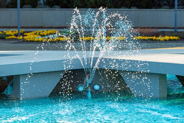 Gros Plan Fontaine Extérieure Une Piscine Avec Eau Bleue Claire — Photo