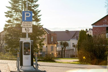 Madona, Letonya - 02 Mayıs 2021: Halka açık bir otoparkta elektrikli arabalar için şarj istasyonu, Madona, Letonya