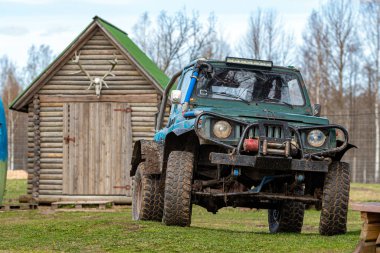 Gulbene, Letonya - 2 Mayıs 2021: Japon SUV Suzuki 'nin off-road ayarı çiftlikte