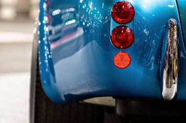 Riga, Letonya, 25 Eylül 2020: klasik lüks cupercar Ford Shelby AC Cobra yakın plan, arka farlar