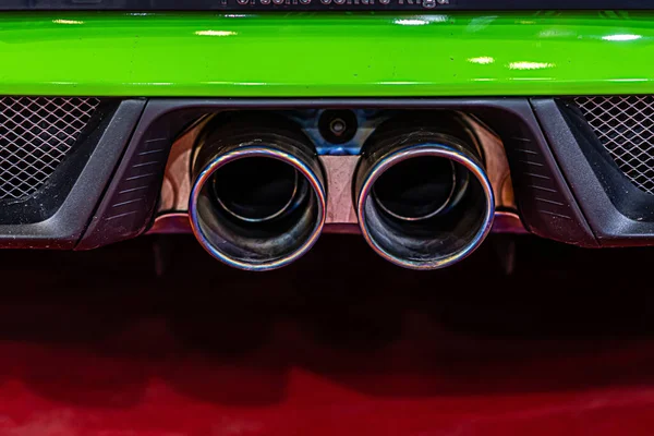 近代的な高級車のデュアル排気管のクローズアップ 車のスモッグは空気を汚染 — ストック写真
