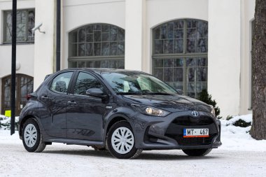 Riga, Letonya - 9 Şubat 2021: Metalik gri Toyota Yaris Hybrid Y20 versiyonu Hatchback arabası