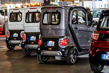 Riga, Letonya, 25 Eylül 2020: Otomobil Fuarındaki mini elektrikli arabalar