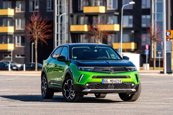 Riga Letônia Março 2021 Veículo Elétrico Verde Opel Mokka Estacionamento — Fotografia de Stock