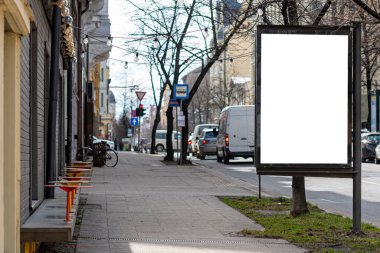 Şehir caddesinde dikey boş ilan panosu, açık hava reklam modeli.