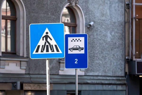 Das Schild Zebrastreifen Und Taxiparken Auf Dem Hintergrund Des Gebäudes — Stockfoto