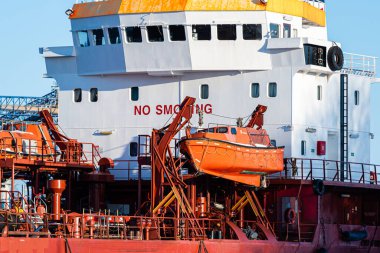 Güvertede acil durum kurtarma botu var.