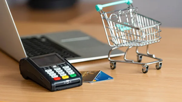 Hitelkártya Terminál Asztalon Boltban Hitelkártyával Laptop Mini Bevásárlókosár Háttérben — Stock Fotó